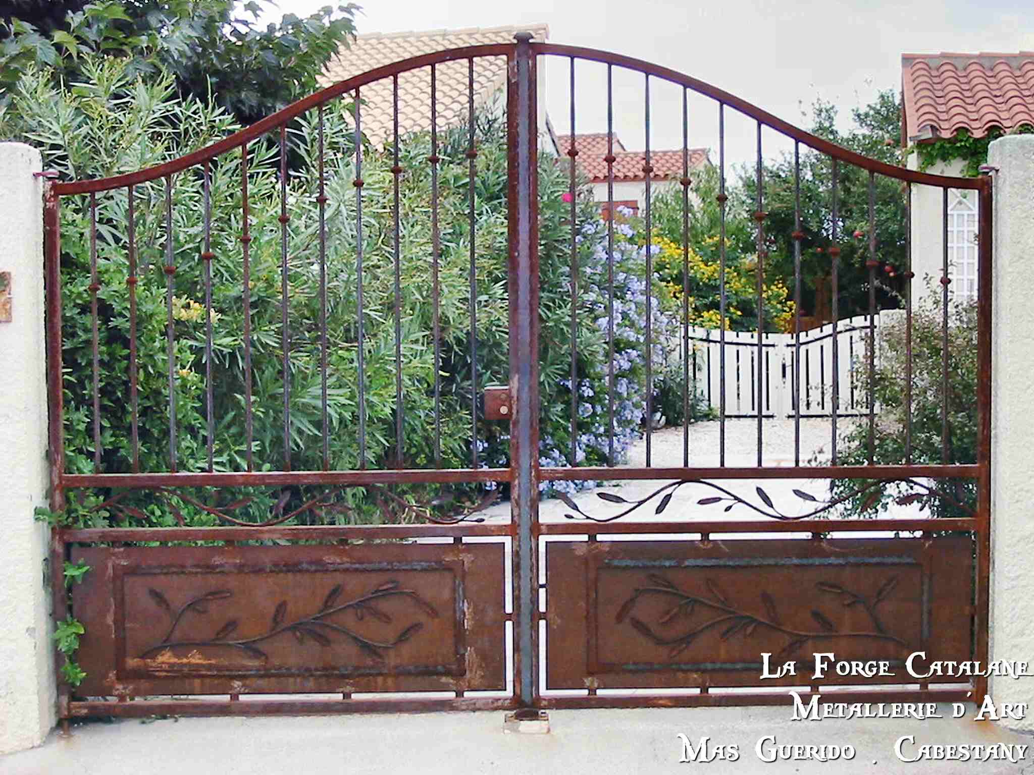 Portail soubassement tole cintre chapeau gendarme provencal olivier forge catalane.jpg